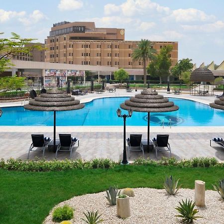 Intercontinental Riyadh By Ihg Exterior foto The pool at the hotel