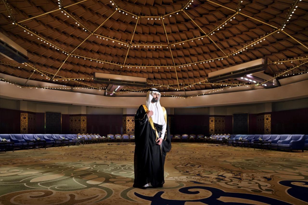 Intercontinental Riyadh By Ihg Exterior foto Sheikh Ahmed at the opening of the Al-Shaqra National Museum