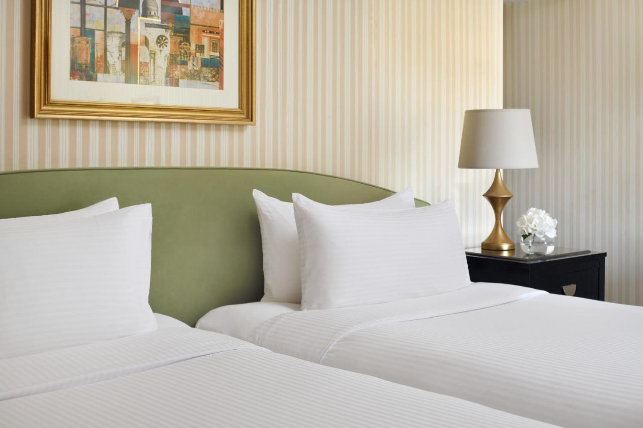 Intercontinental Riyadh By Ihg Exterior foto A bed with white sheets