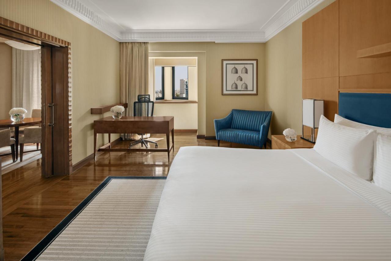 Intercontinental Riyadh By Ihg Exterior foto A guest room at the hotel