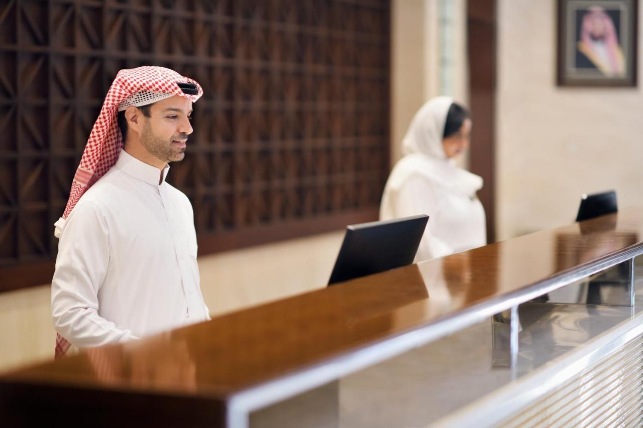 Intercontinental Riyadh By Ihg Exterior foto Arab men in traditional dress