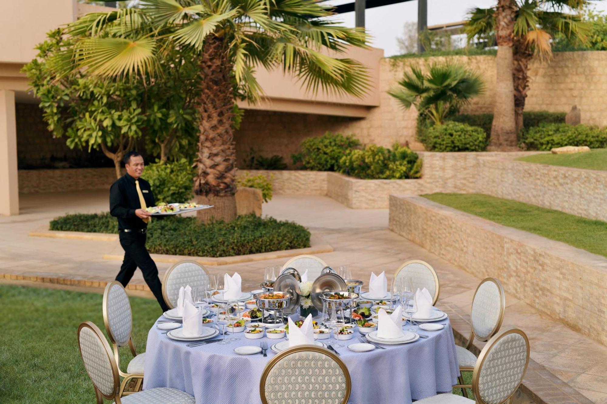 Intercontinental Riyadh By Ihg Exterior foto A butler at the Jumeirah Atlantis Hotel in Dubai