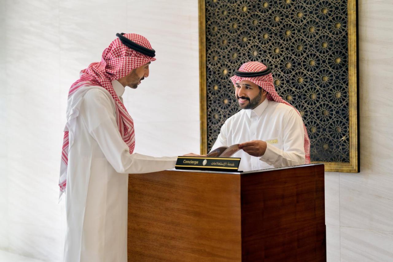 Intercontinental Riyadh By Ihg Exterior foto Saudi Arabian men wearing the traditional dishdasha