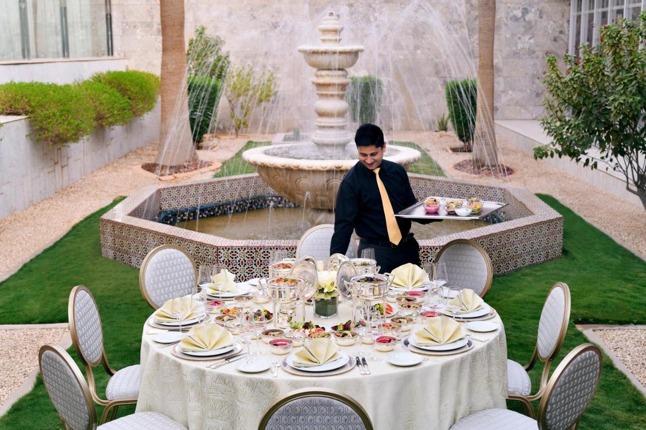 Intercontinental Riyadh By Ihg Exterior foto A butler at the Four Seasons Hotel in Cairo, Egypt