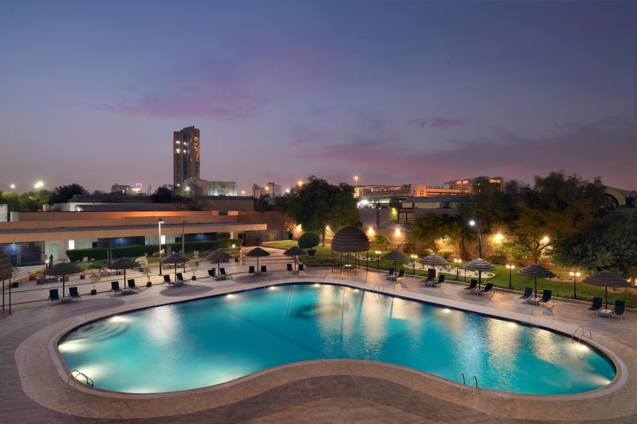 Intercontinental Riyadh By Ihg Exterior foto The pool at the Grand Hyatt Hotel, Dubai