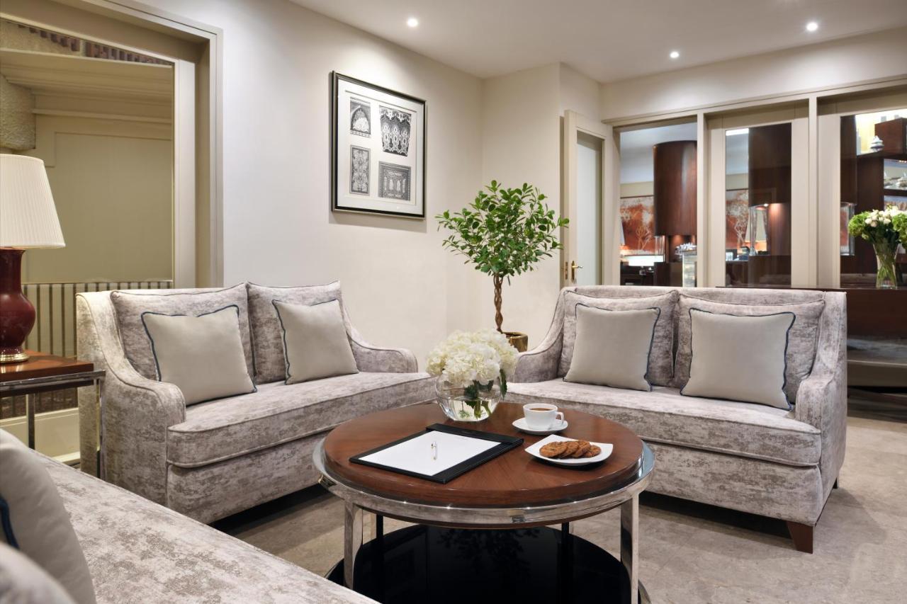 Intercontinental Riyadh By Ihg Exterior foto The living room of a suite at The Dorchester