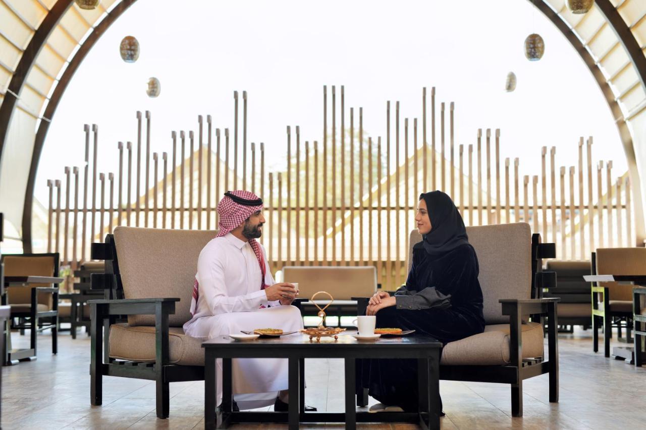 Intercontinental Riyadh By Ihg Exterior foto A Saudi Arabian man and woman in traditional dress