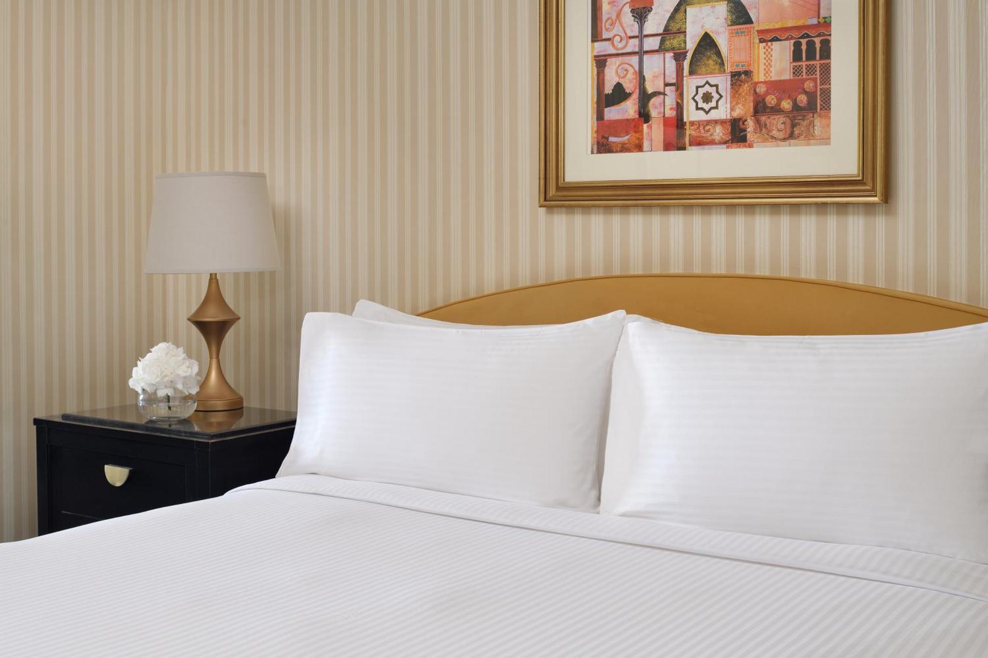 Intercontinental Riyadh By Ihg Exterior foto A bed with two pillows